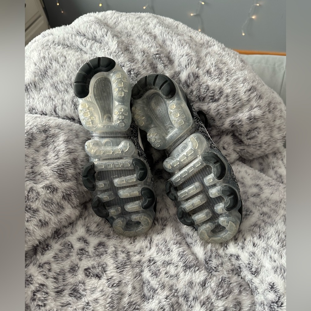black and white women’s vapormax - Picture 7 of 8